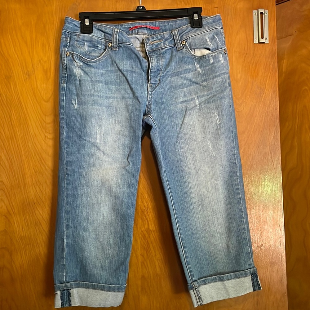✨ 3/$25 Vigoss Distressed Denim Capri's